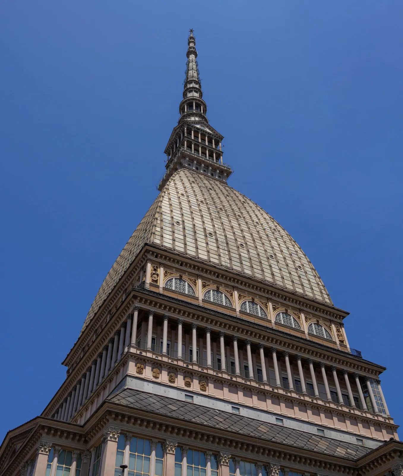La cupola e la guglia della Mole Antonelliana contro il cielo blu