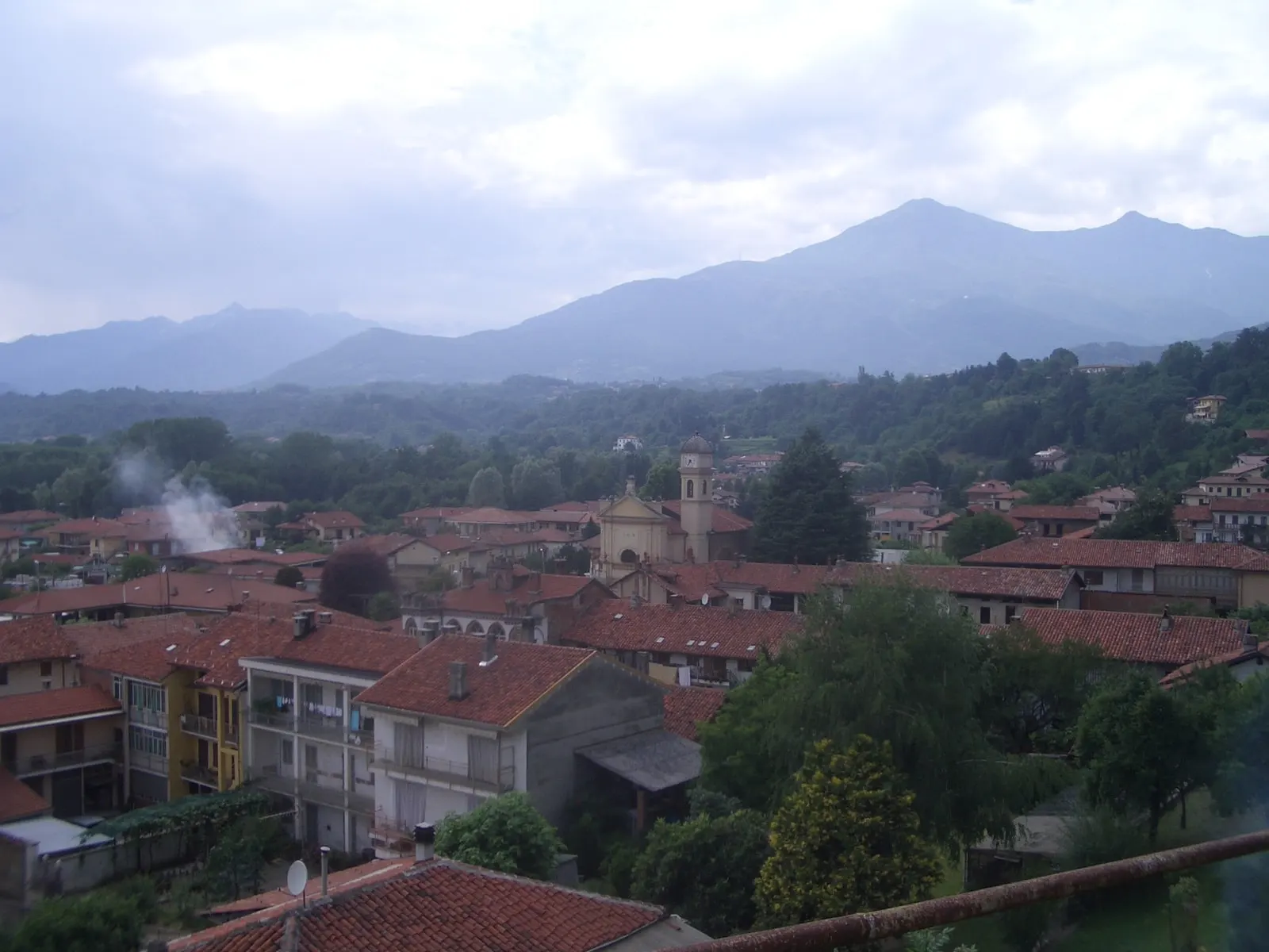 I tetti di Castellamonte visti dall’alto, con il campanile in mezzo alle case e le montagne sullo sfondo