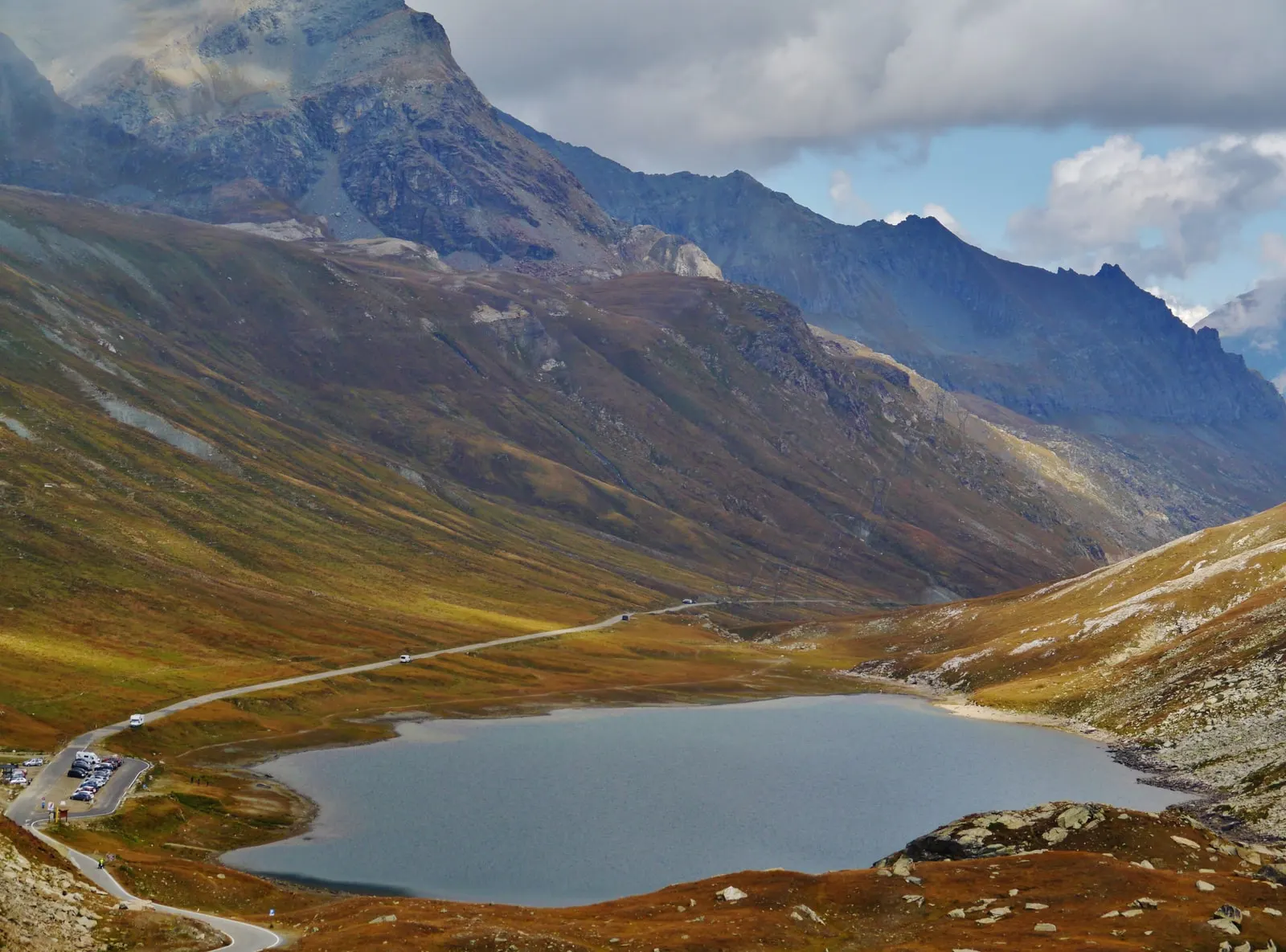 La strada del Nivolet che costeggia un lago d’alta quota, fra i pascoli e le montagne