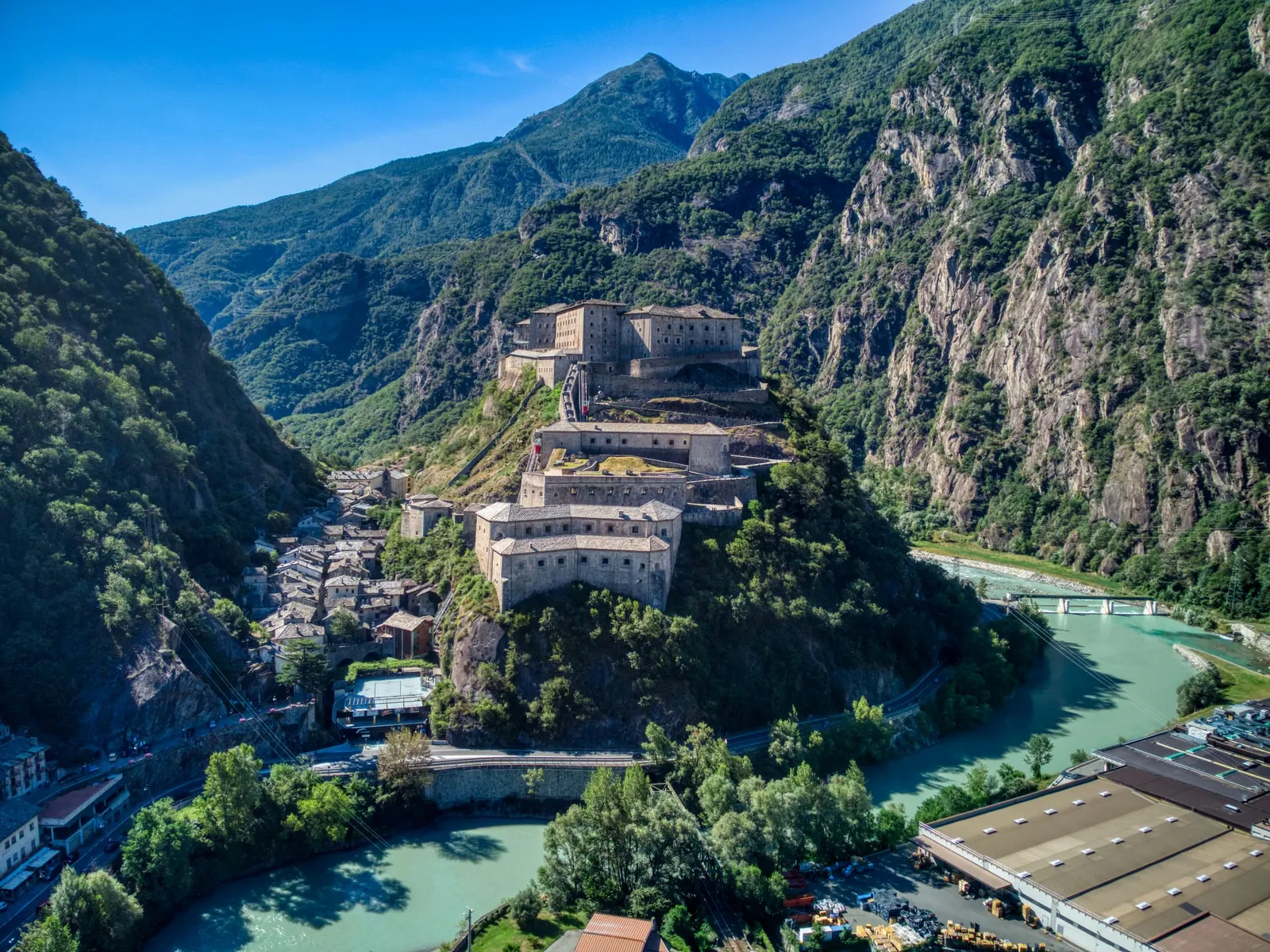 Il Forte di Bard visto dall’alto, sulla rupe sopra il borgo e il fiume, fra le montagne della valle