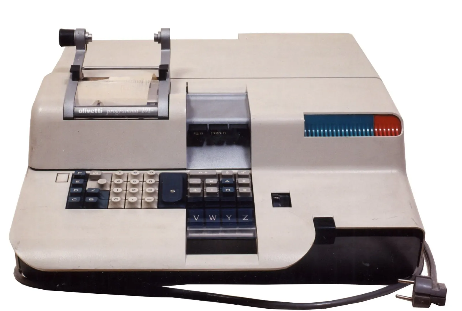 Una Olivetti Programma 101, il calcolatore da tavolo degli anni Sessanta, con la tastiera e il rullo della carta