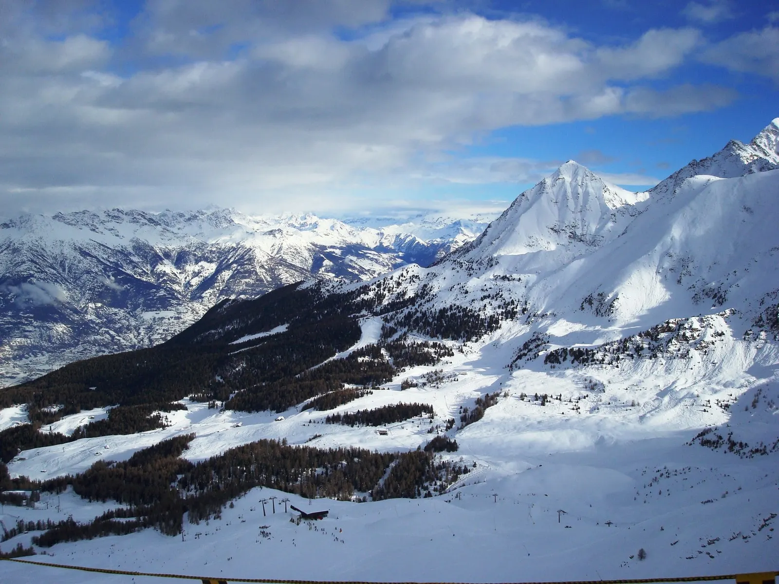 Le piste di Pila innevate, con la valle di Aosta e le Alpi sullo sfondo