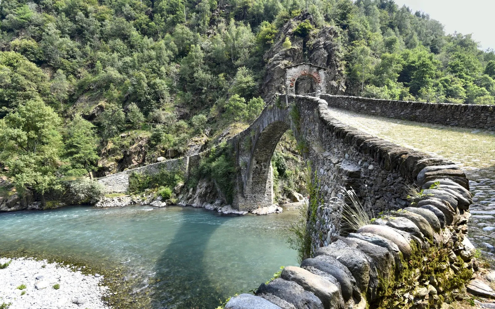 Il Ponte del Diavolo di Lanzo, un arco solo di pietra sopra l’acqua verde della Stura, fra i boschi