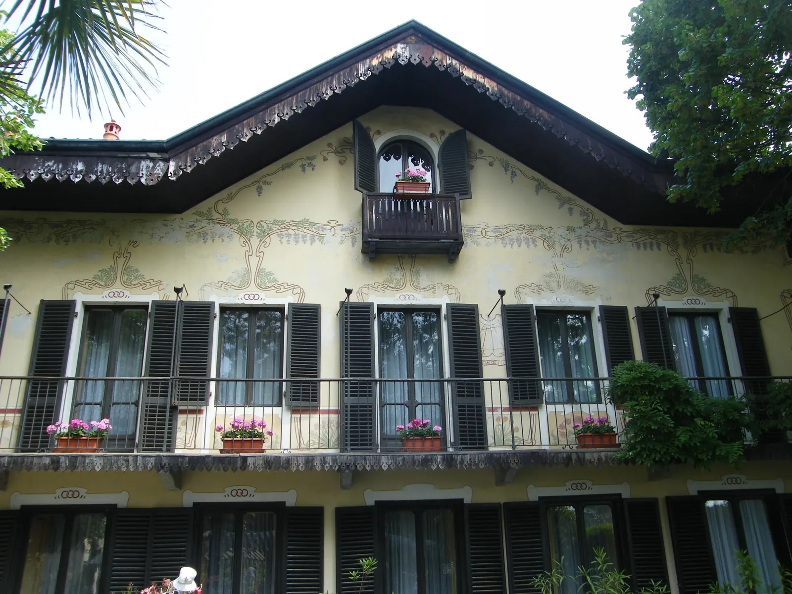 La facciata di Villa Il Meleto, con il tetto a capanna, il balcone di ferro e le decorazioni liberty fra le finestre